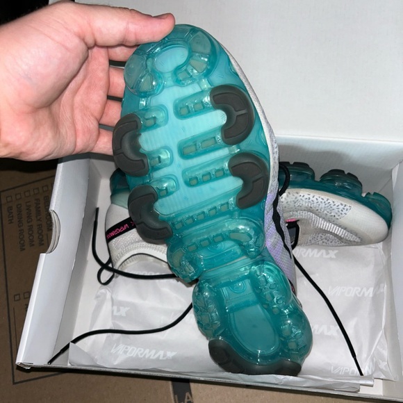 Nike VaporMax ‘Dragonfruit’ - Picture 2 of 3